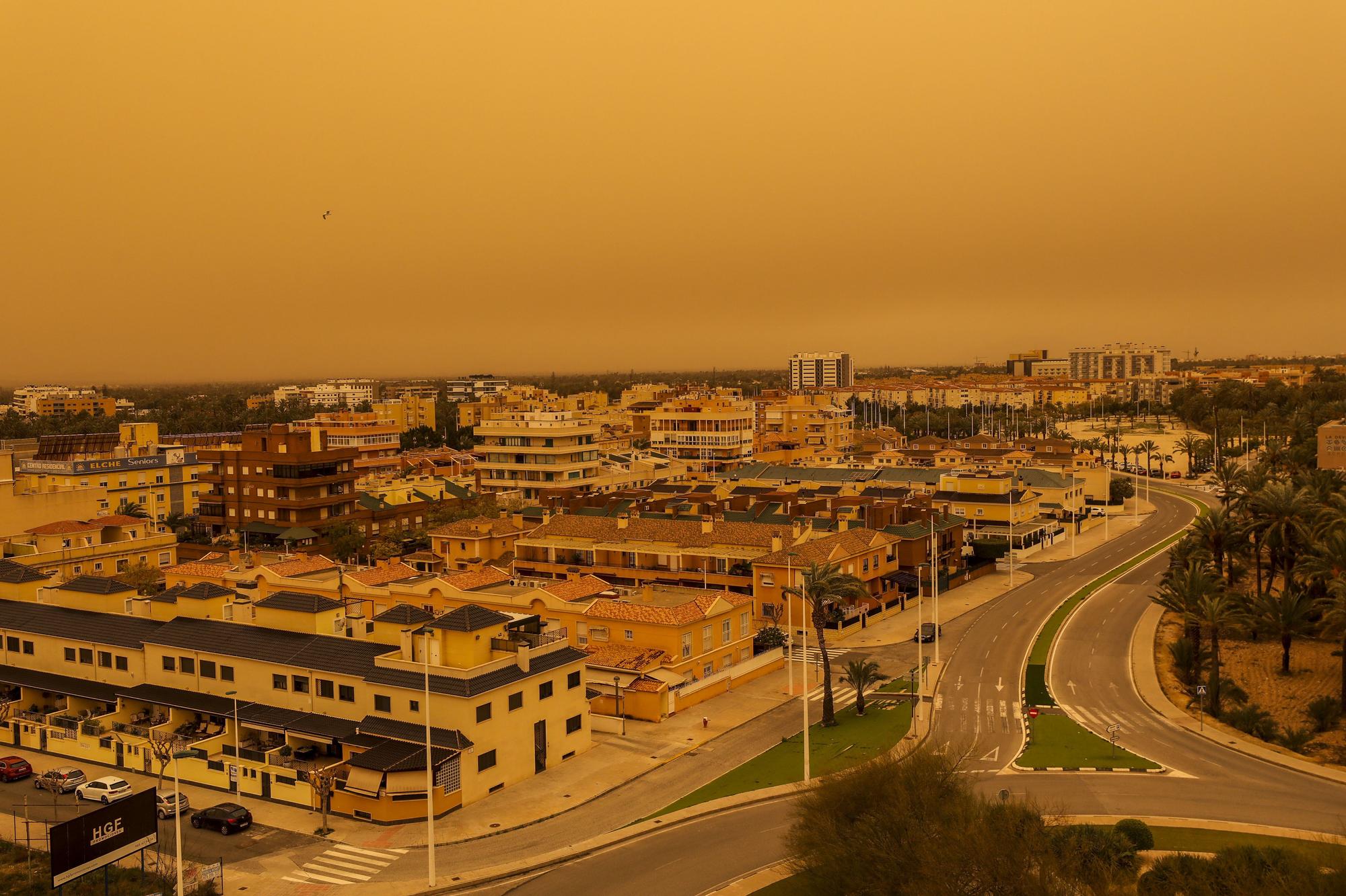 El "polvo rojo" del Sáhara inunda Elche