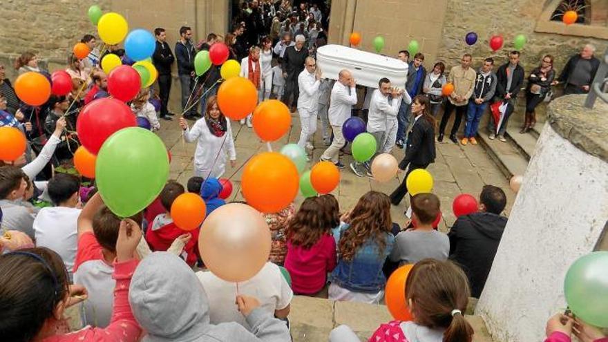 Companys d&#039;escola van deixar anar desenes de globus desitjant &quot;bon viatge&quot; a l&#039;Asier acabada la cerimònia