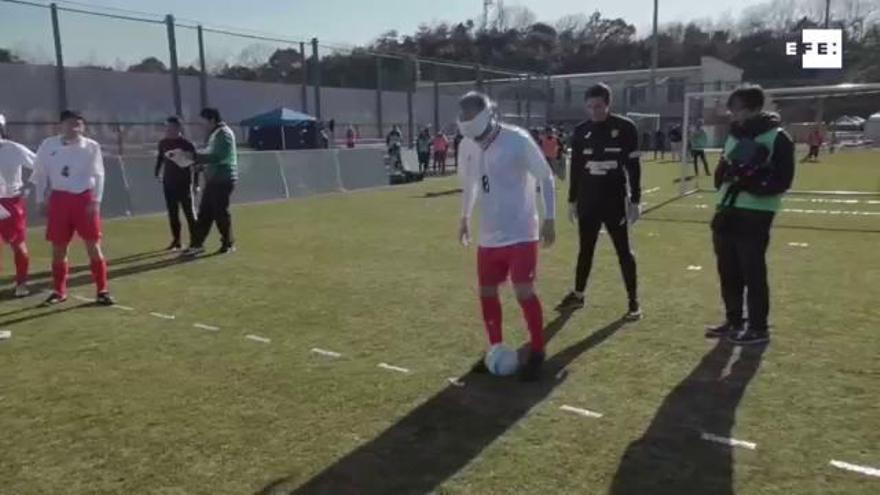 Iniesta prueba el fútbol para ciegos en un anuncio para los Paralímpicos 2020