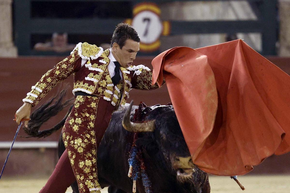 José María Manazanres en un pase de pecho en el toro que pasó la oreja.