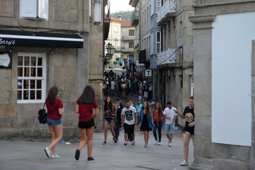 El primer día de peñas deja toneladas de basura en las calles