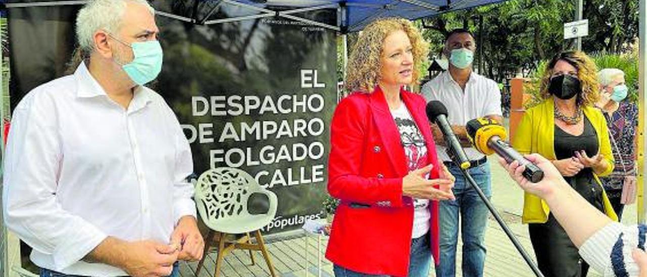 Amparo Folgado, presidenta del PP de Torrent, presentó ayer su «despacho en la calle». | PPT