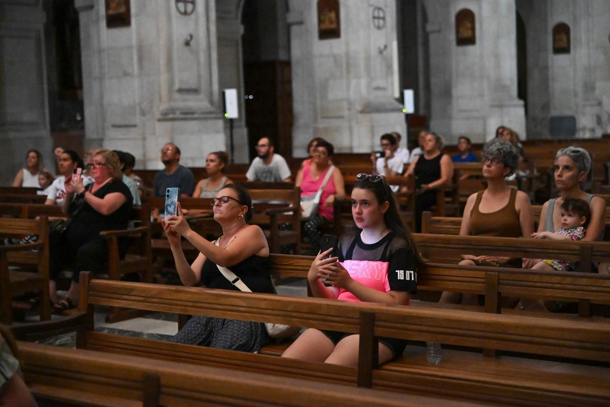 Visitantrs atentos durante la proyección en Elche