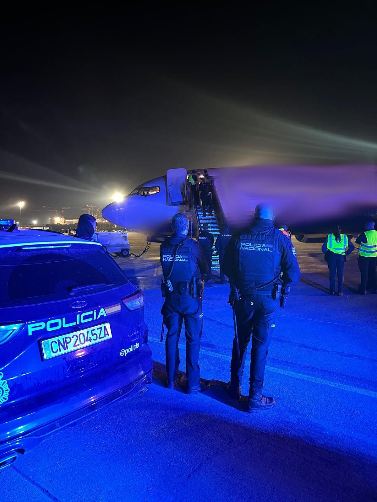 Los policías se desplegaron en las pistas del aeropuerto.