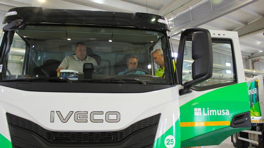 Tres nuevos camiones de recolección refuerzan la flota de Limusa en Lorca