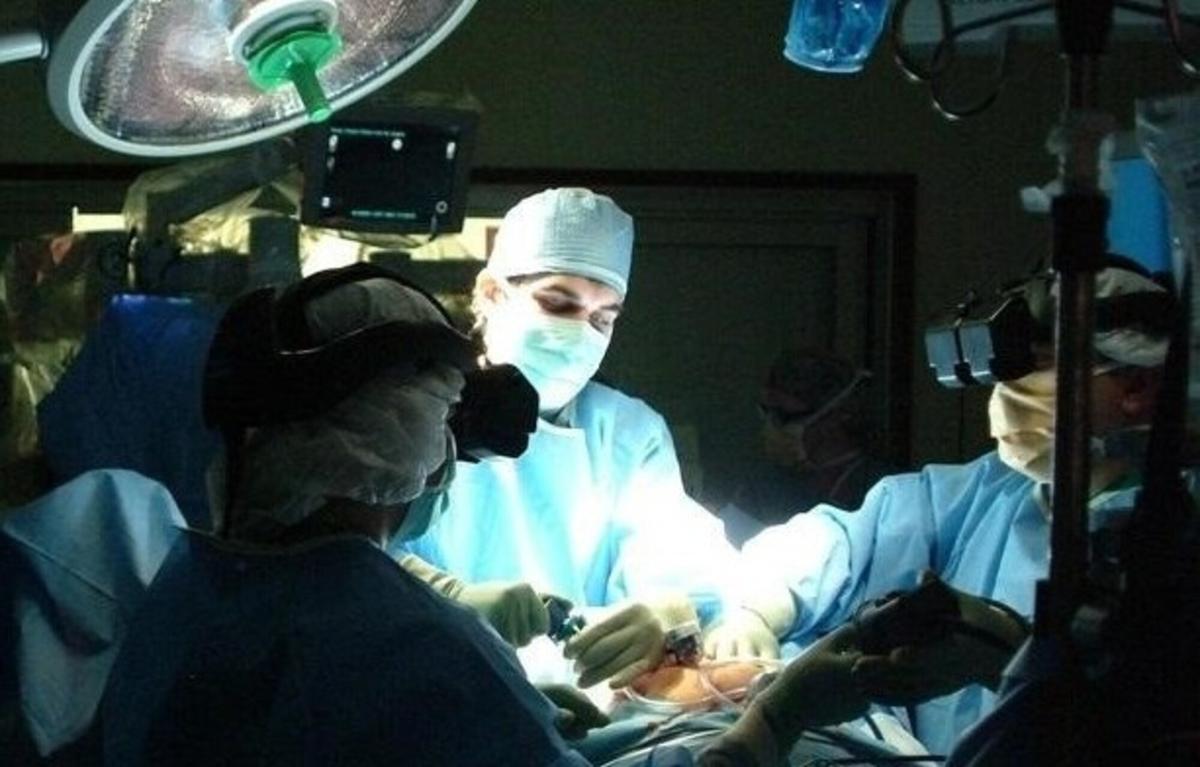 Un equipo durante una intervención en quirófano.