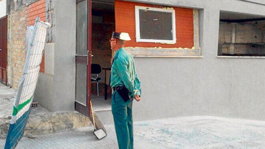 La puerta está encajada horizontalmente en el espacio de la ventana.