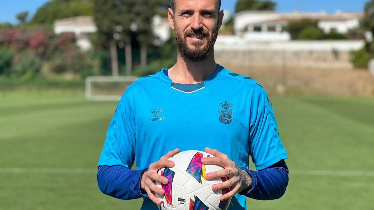 Aarón Escandell, en el campo de entrenamiento de la UD en Estepona.