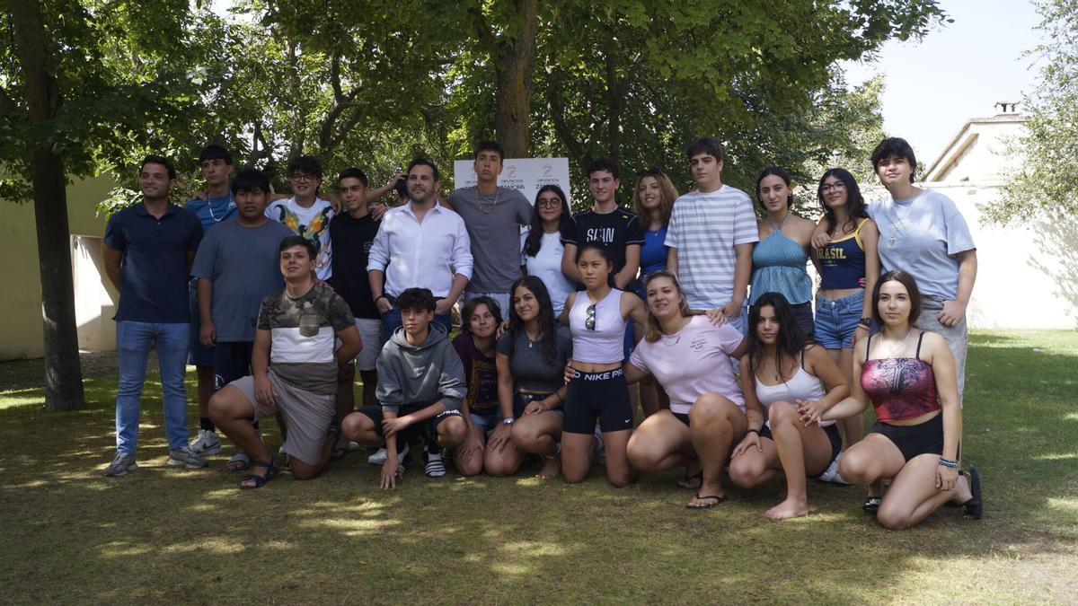 López de la Parte y Del Canto Sevillano, con los participantes en el Campamento de Transfronterizo.