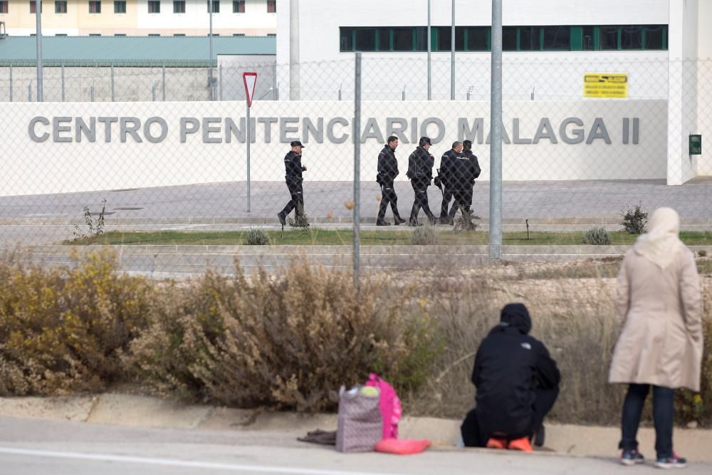 Familiares de los internos en Archidona, junto a la cárcel