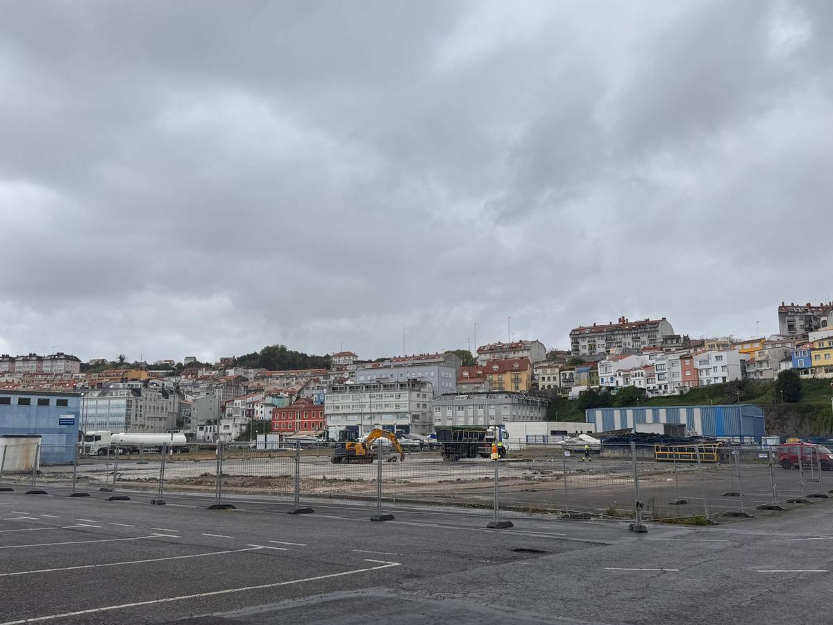 Parcela del puerto de Sada en la que estaba localizada la nave de Profand que ardió el pasado año.