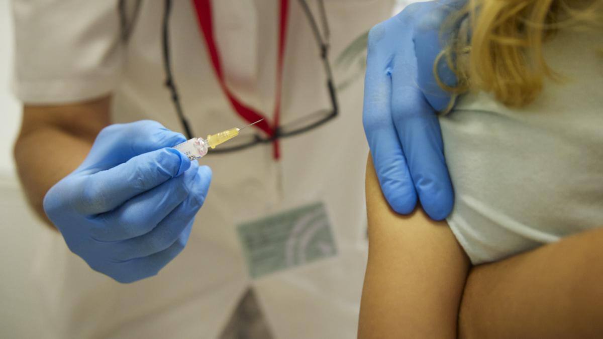 Una mujer recibe una vacuna.
