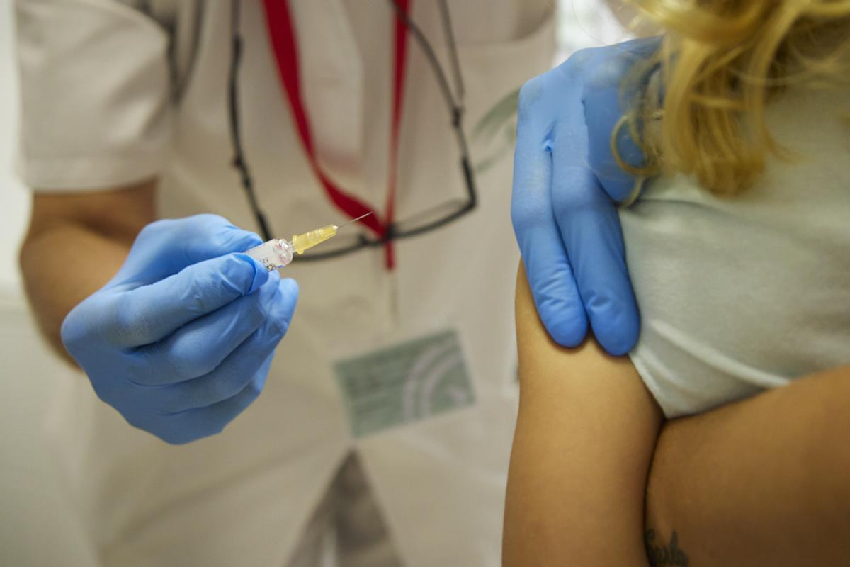 Una mujer recibe una vacuna.