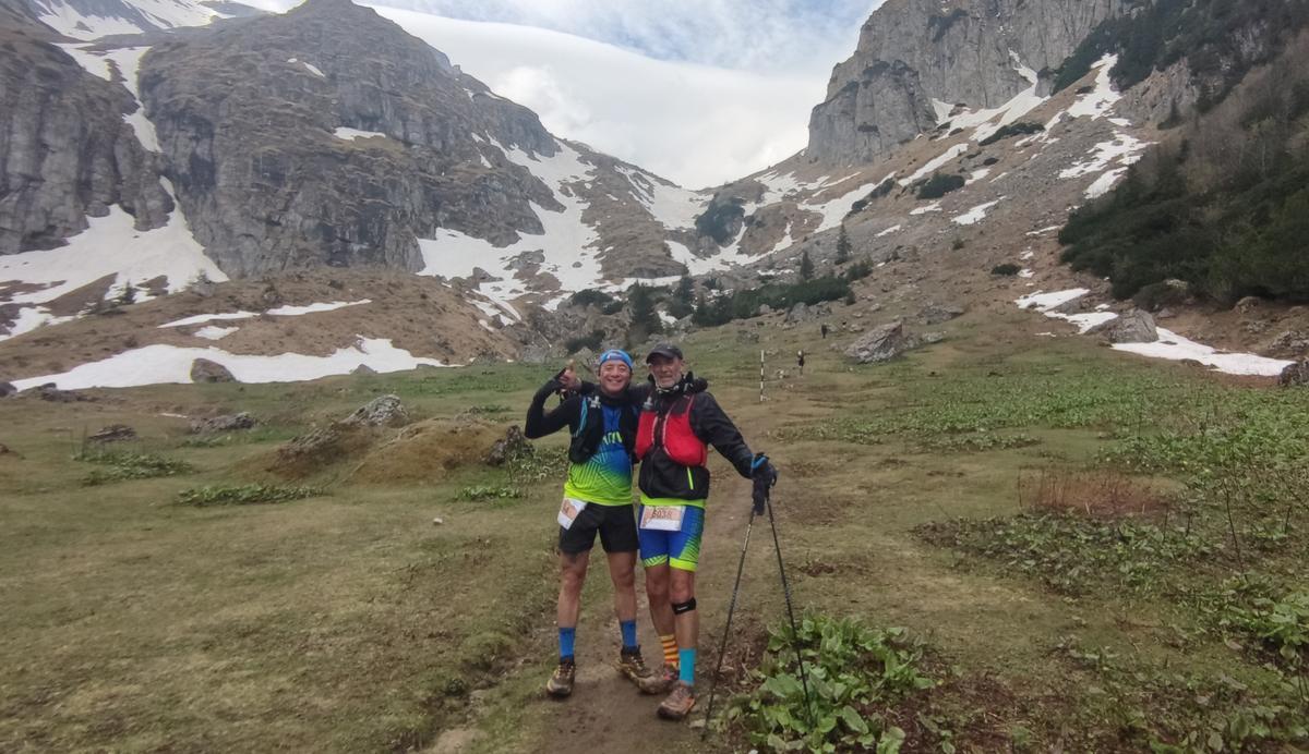 Gabi y Julián durante la carrera por las montañas de Rumanía.