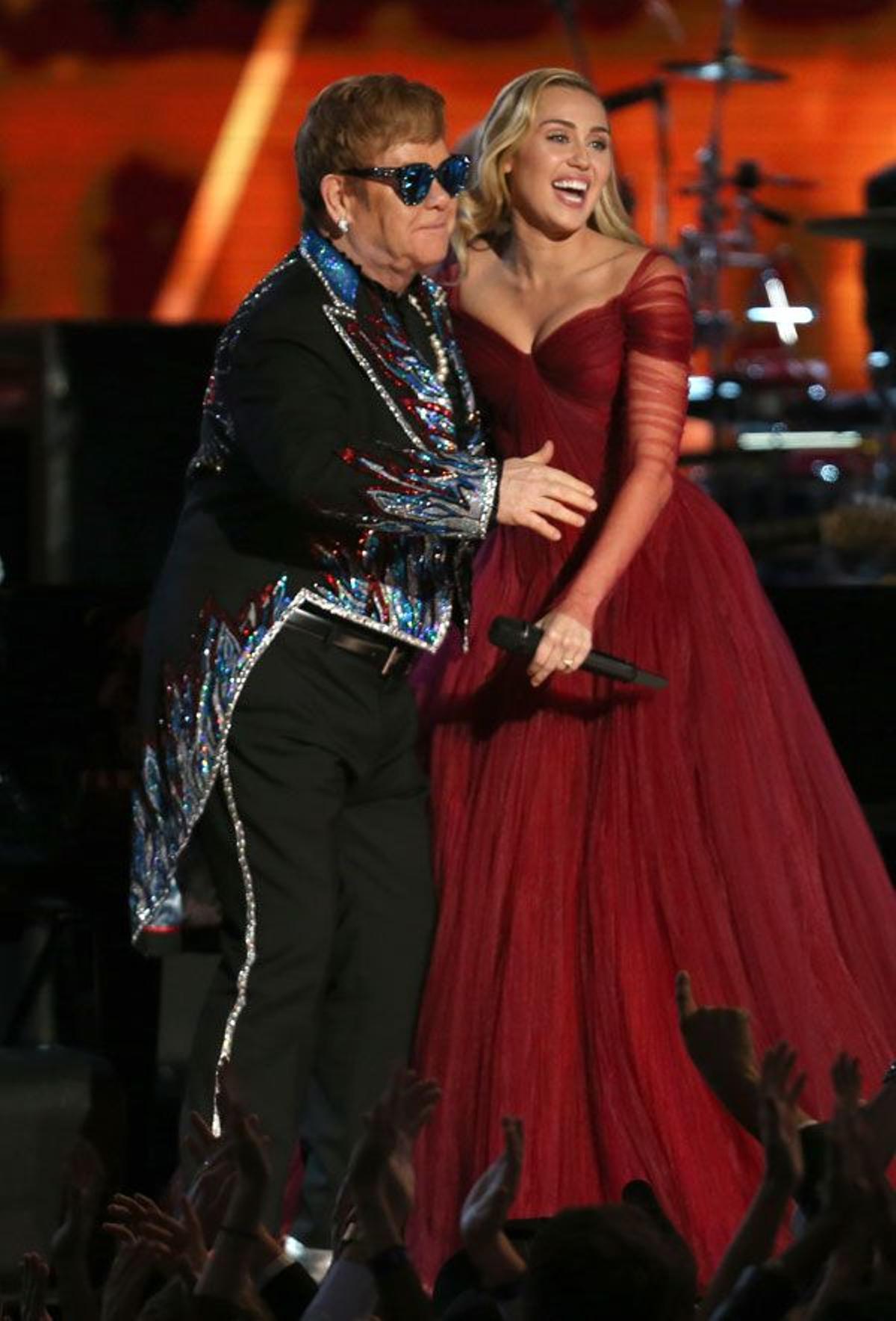 Premios Grammy 2018: Miley Cyrus con un vestido rojo de Zac Posen junto a Elton John