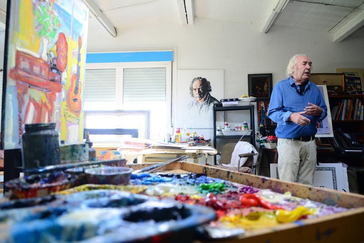 El pintor José María Barreiro en su casa-estudio de Bueu