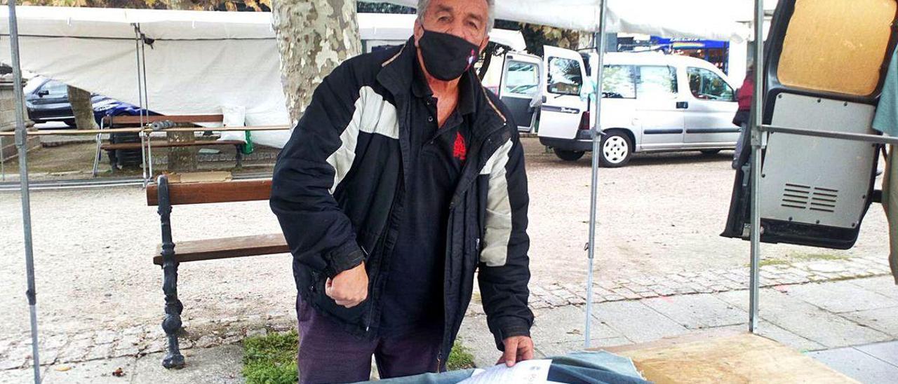 Lolo Lemat, ayer, en el puesto ambulante en el mercadillo de Cangas.