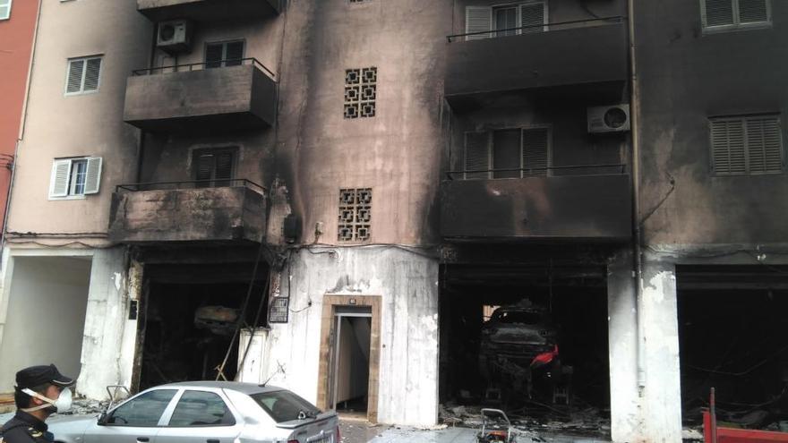 Apuntalan el edificio afectado por un incendio en un taller de Son Ferriol