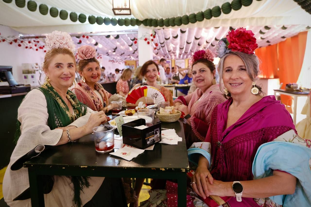 La Feria de Córdoba en imágenes: un martes para tomárselo sin prisas en El Arenal