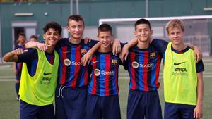 Un grupo de chicos participan en los Barça Academy Camps.