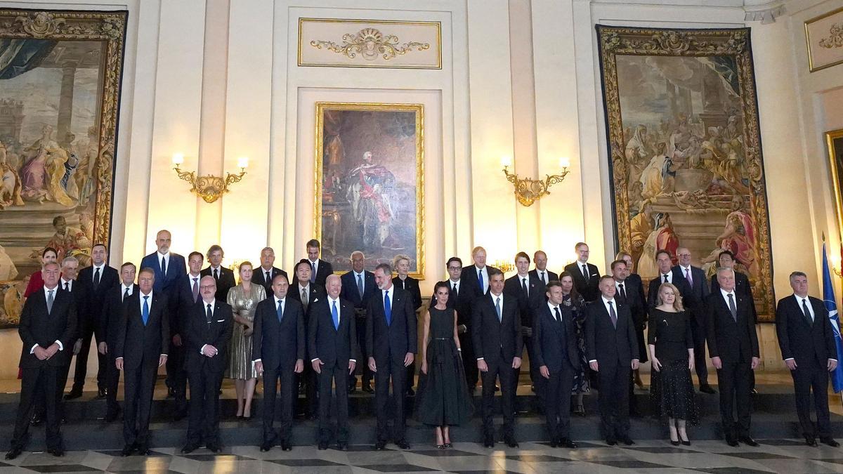 Los reyes Felipe y Letizia posan con los jefes de Estado y jefes de Gobierno que participan en la cumbre de la OTAN, en el Salón de Alabarderos del Palacio Real, en Madrid.