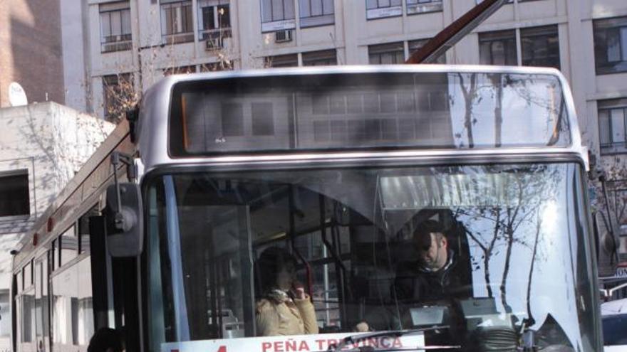 Un vecino accede a uno de los autobuses de la todavía concesionaria Aurza.