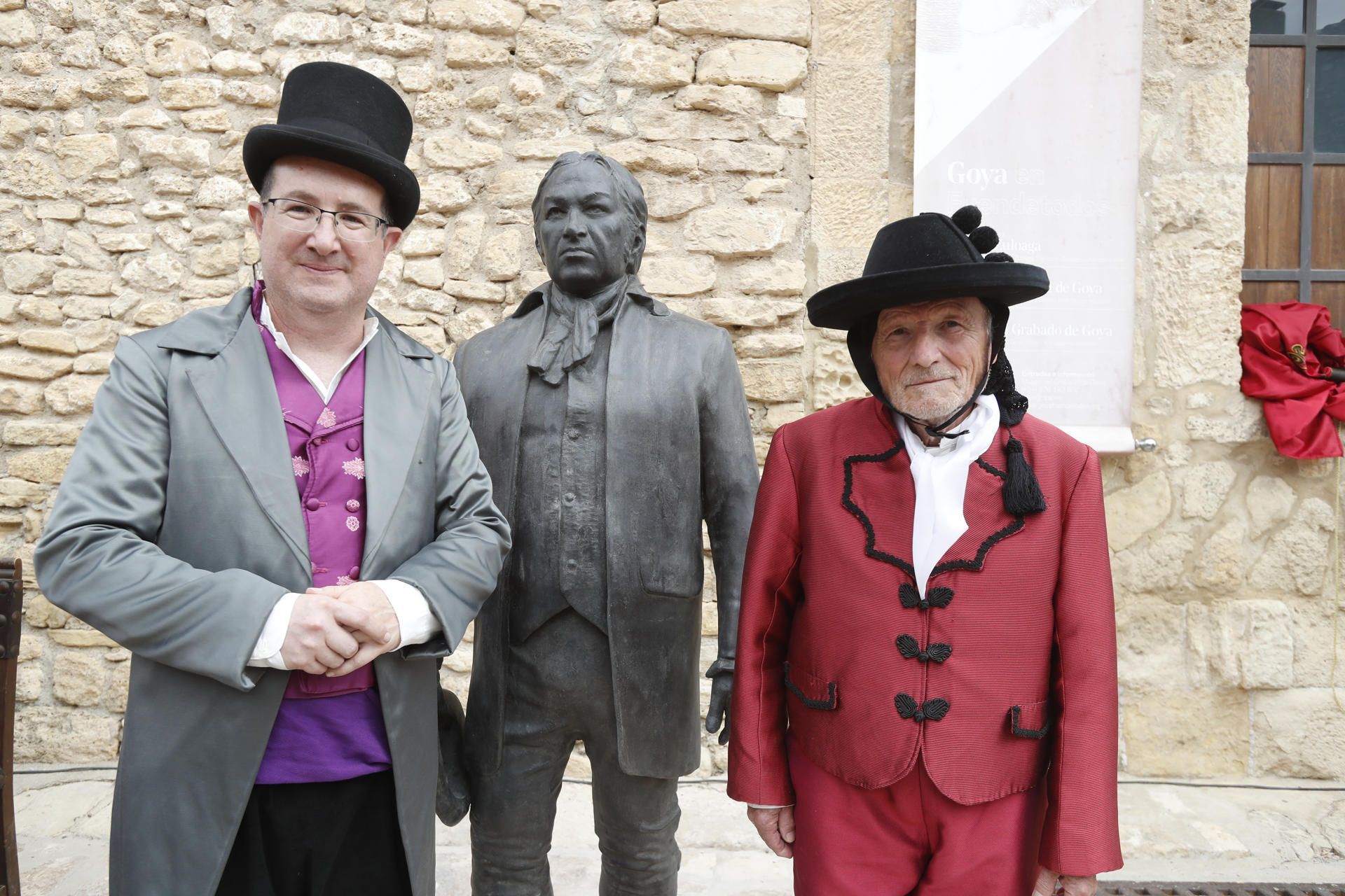 Antonio López inaugura su escultura sobre Goya en Fuendetodos