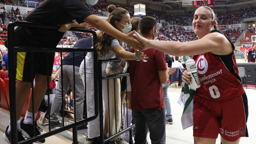 Hempe saluda a unos aficionados tras jugar contra el IDK en Zaragoza.