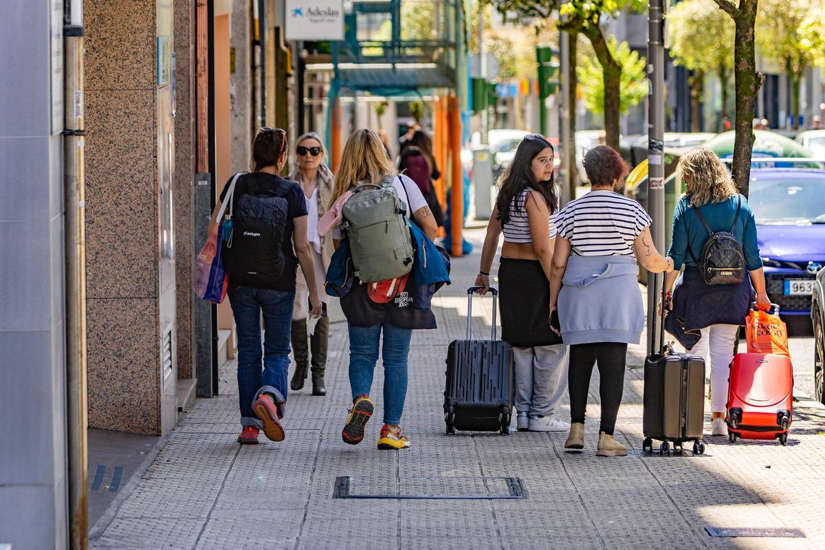 Un grupo de turistas en las calles del Ensanche compostelano.