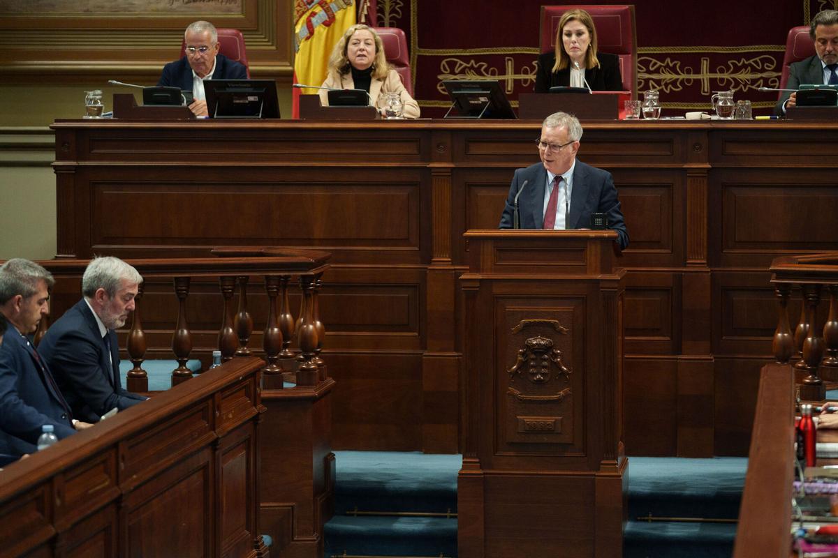 El portavoz del grupo Socialista, Sebastián Franquis, interviene en la primera jornada del debate sobre la nacionalidad canaria que se celebra este martes en el Parlamento de Canarias.