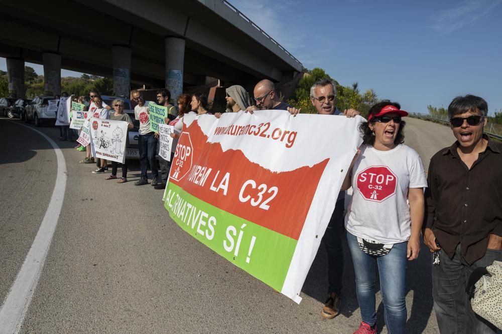 Protesta de la plataforma Aturem la C-32 a peu de carretera