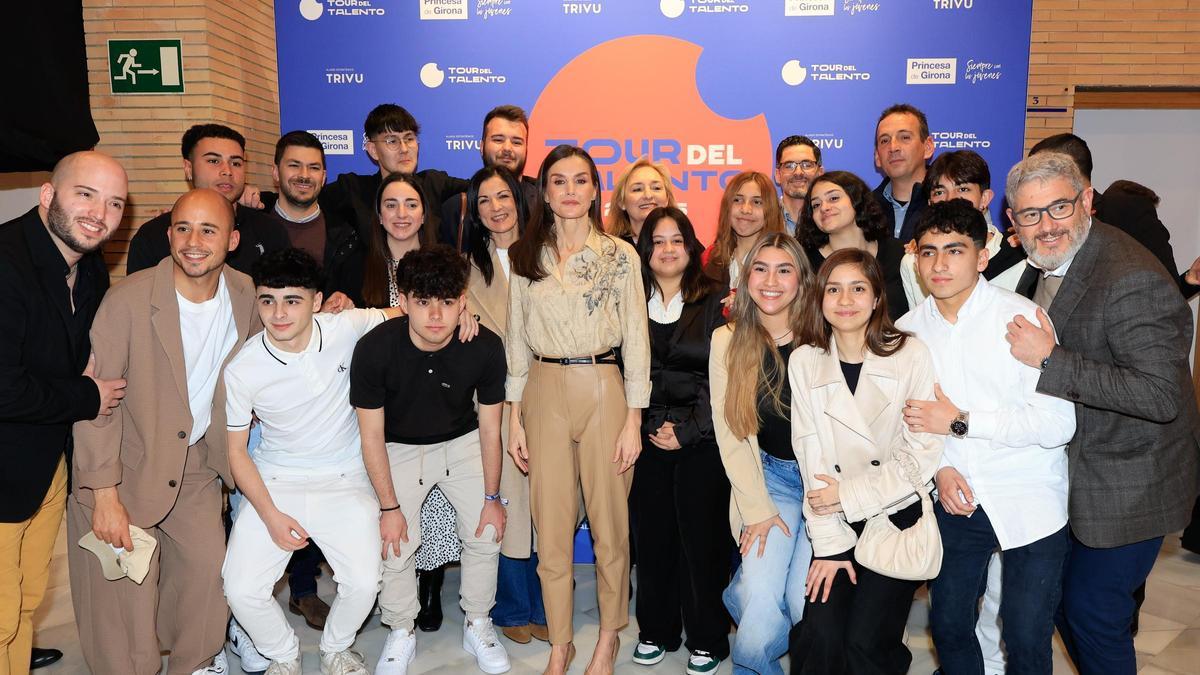 La reina con el alumnado y profesorado de FP de Cocina del Ave María Penya-roja de València que elaboraron menús para familias afectadas por la dana.