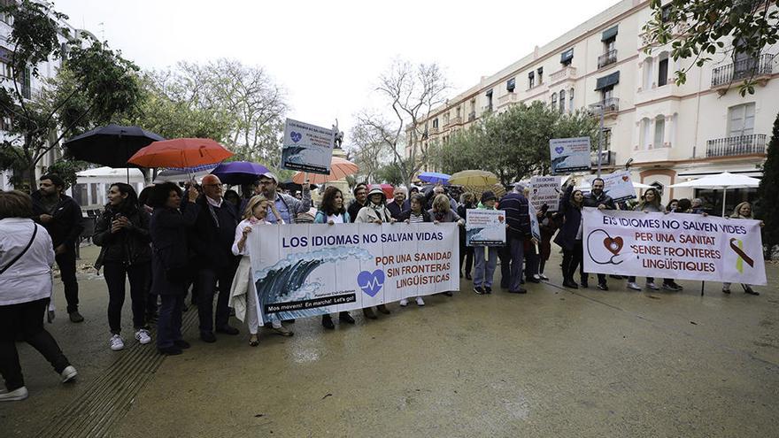 Sólo 50 personas acuden a la protesta contra el decreto del catalán en Vila