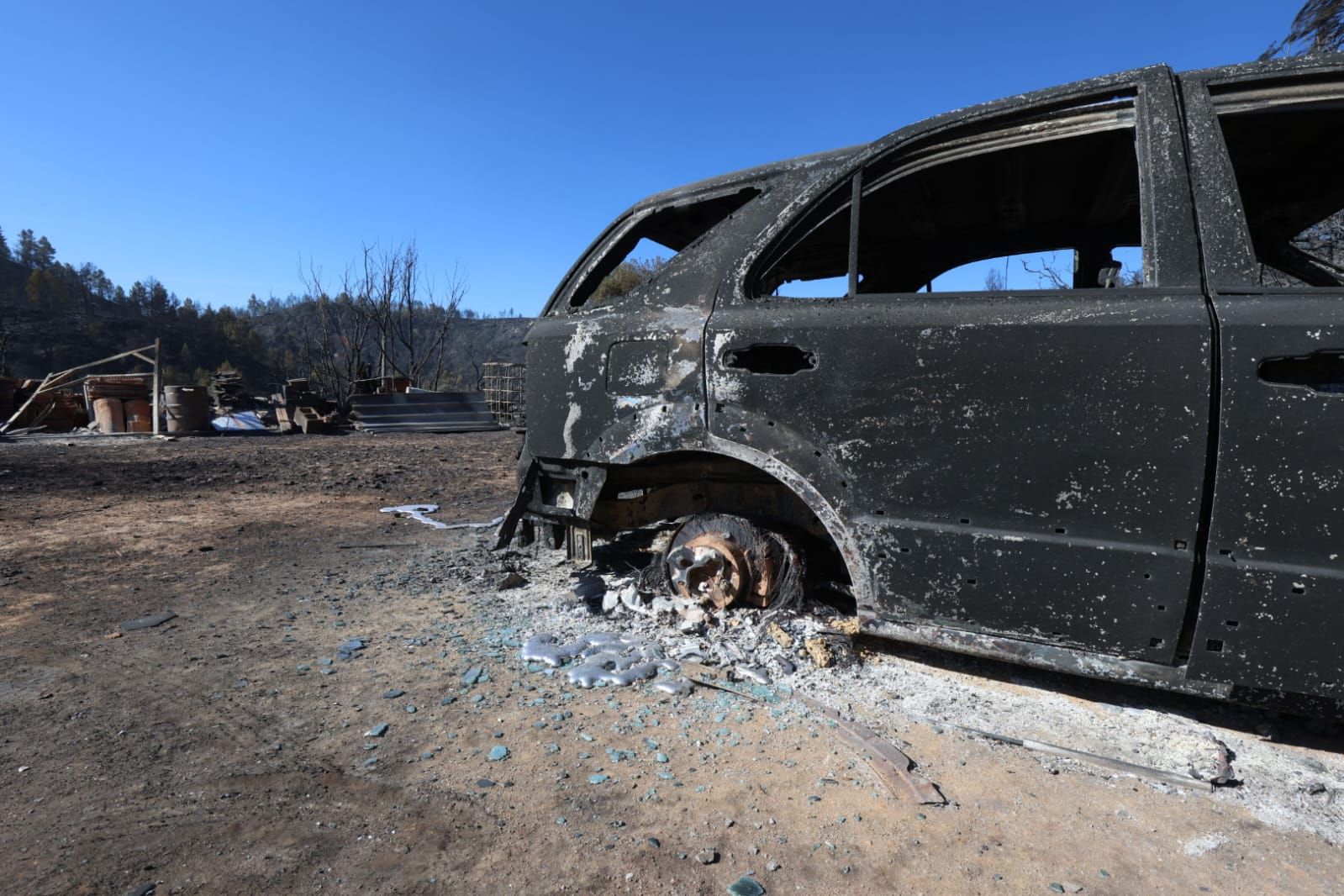 La imagen de la desolación: el fuego arrasa viviendas en la aldea de Los García