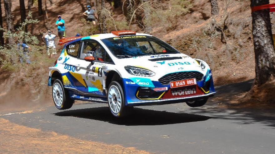 Espectacular imagen del Ford Fiesta 5 de Enrique Cruz, con las cuatro ruedas en el aire.