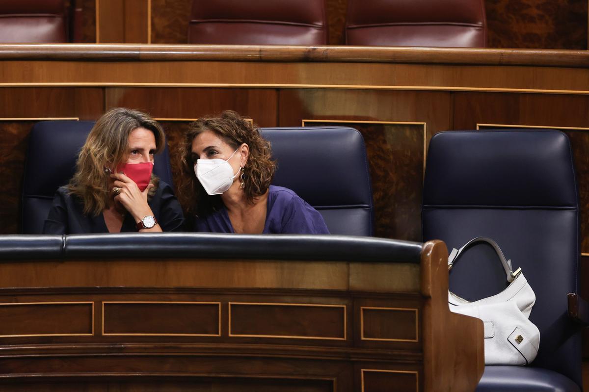 El Gobierno detraerá beneficios de las eléctricas para bajar el recibo de la luz. En la foto, la vicepresidenta tercera, Teresa Ribera, junto a la ministra de Hacienda, María Jesús Montero, en el Congreso.