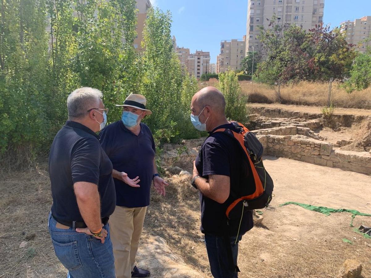 El concejal de Cultura, Antonio Manresa, a la izquierda, con Jaime Molina y José Manuel Pérez Burgos