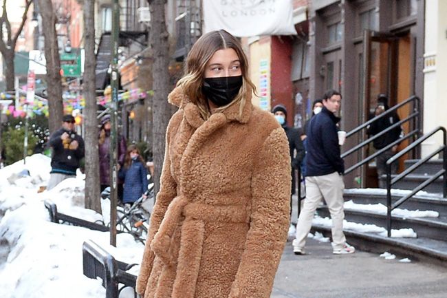 Hailey Bieber tiene los vaqueros tendencia de la próxima primavera