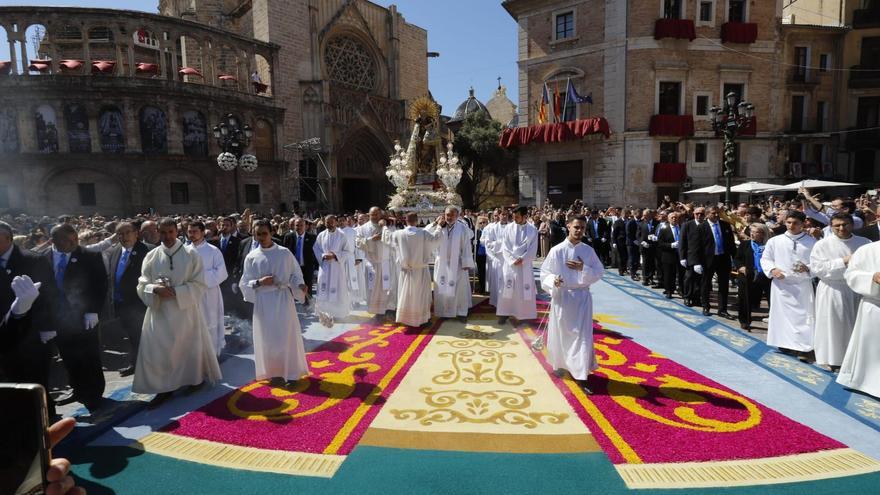Así luce la gran alfombra de serrín para el paso de la procesión de la Virgen