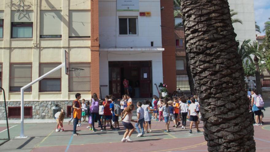 Alumnos en un colegio de Elche.