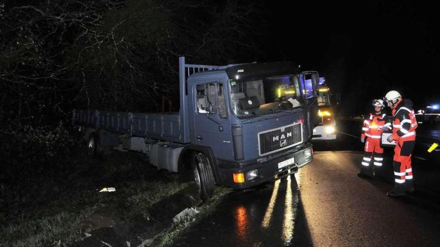 Emerxencias señalizó el accidente en Callobre para evitar que originase otro incidente. // Bernabé / Javier Lalín