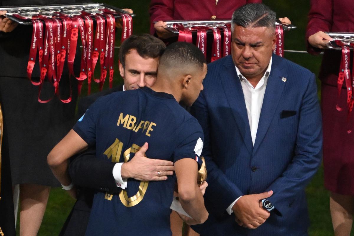 El presidente de la República Francesa, Emanuel Macron, abraza a Kylian Mbappé tras la final del Mundial de Catar