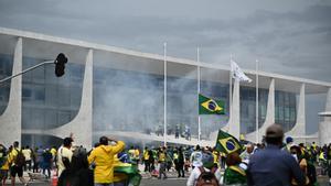 Manifestantes invaden sede del poder y la Presidencia de la República brasileña, en Brasilia.
