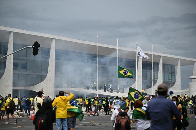 Manifestantes invaden sede del poder y la Presidencia de la República en Brasil.