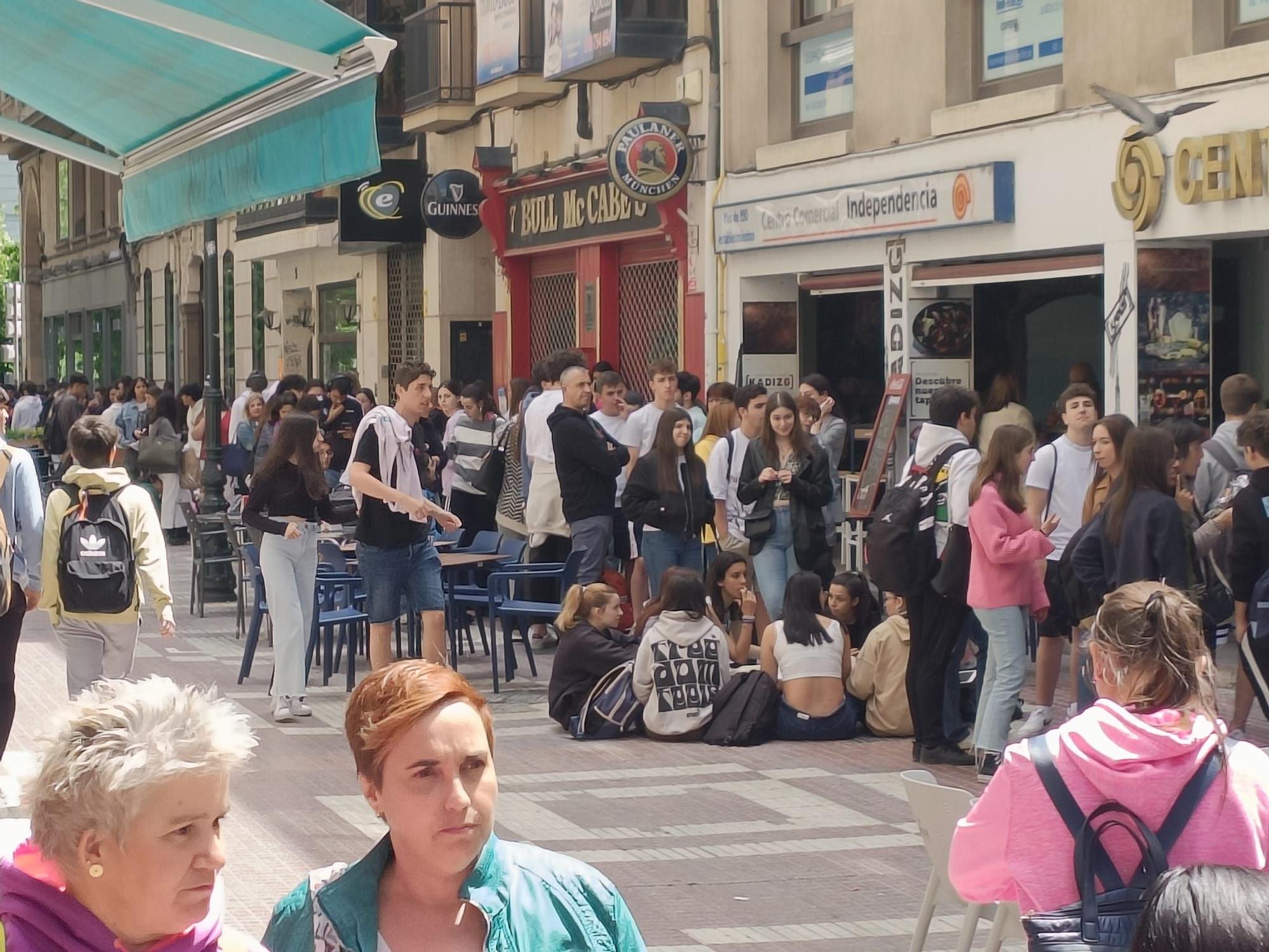 De calle Cádiz a plaza España: miles de jóvenes hacen fila para comprar las entradas de Espacio Zity en Zaragoza