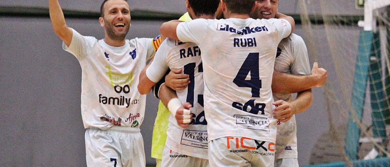 Rubi, Serra y Gon abrazan a Rafa Ara mientras Jose Carlos celebra el gol del pívot valenciano. | RAÜL AMAT