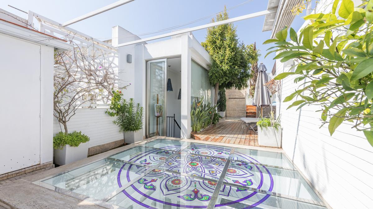 Casa con terraza en la calle San Vicente de Sevilla capital, una de las cientas de viviendas de lujo que hay en la ciudad