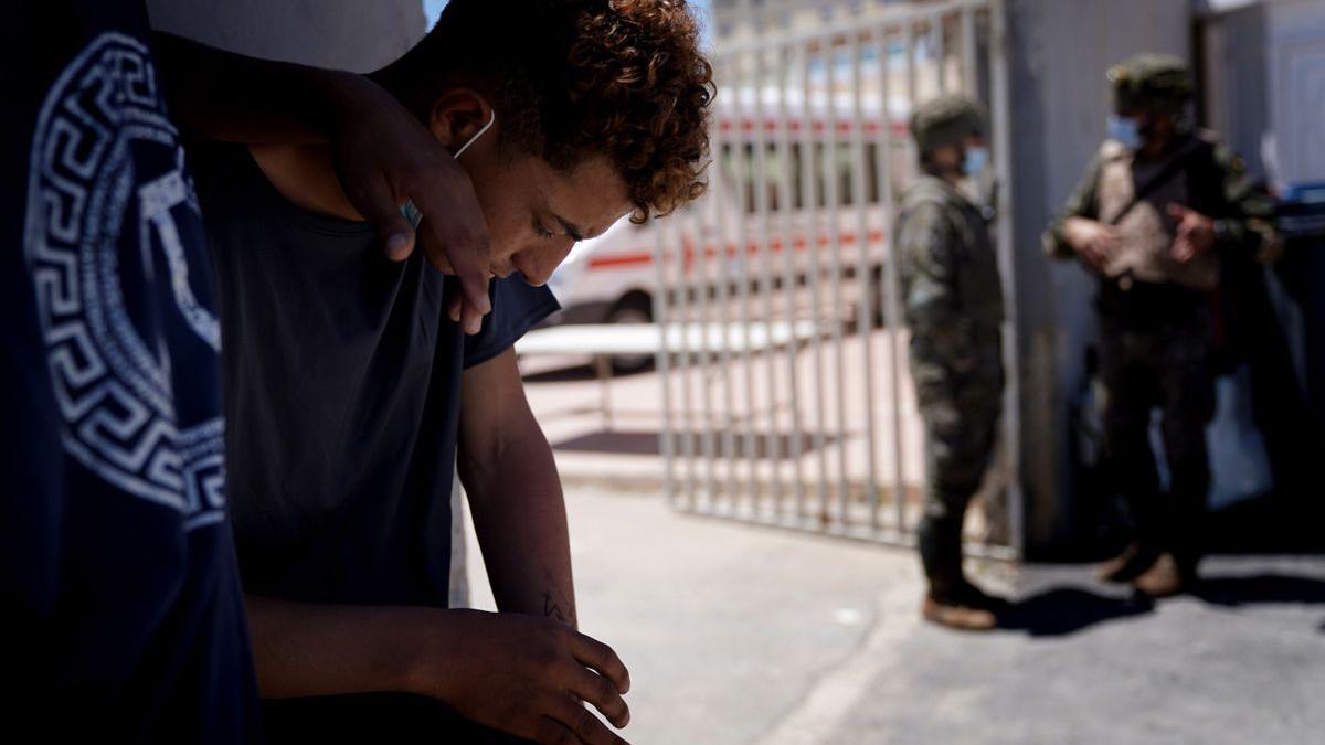 El contingente de migrantes que entró en Ceuta a nado se reduce en un goteo de retornos voluntarios a Marruecos.