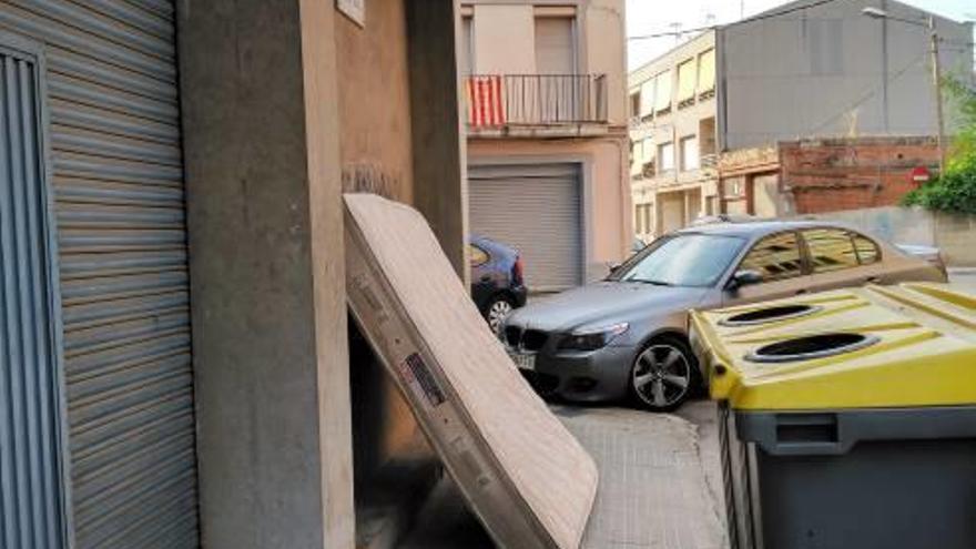 Un matalàs que fa vida al carrer de Sant Magí