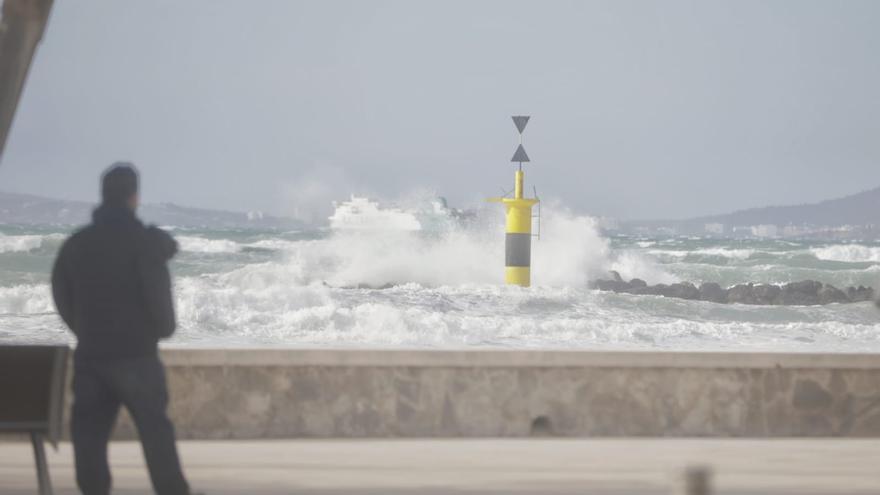 Alerta amarilla este miércoles por viento y olas de hasta tres metros en Baleares